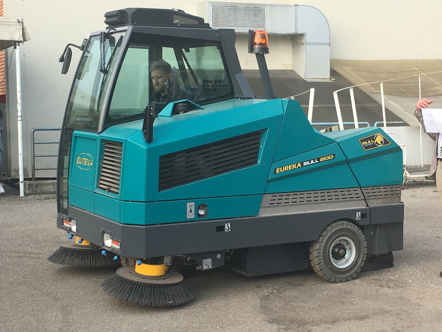 Ride-on sweeper EUREKA Bull 200 - STAMH LTD