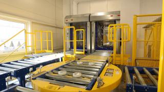 Conveyors for pallets