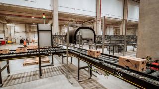 Conveyor system for boxes with a checking station