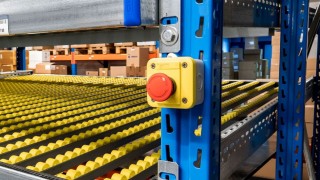 Стоп бутон на автоматизирана складова система