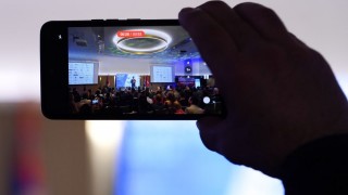 Зала и снимка през телефон на 6ти Factory Congress в Белград, Сърбия