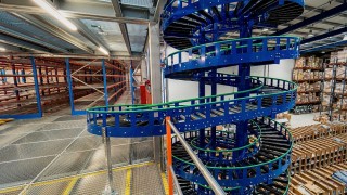 Spiral conveyor on one side of a Gangway Storage System