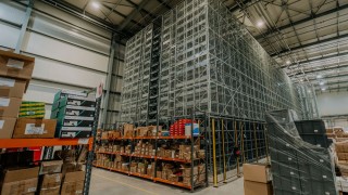 Автономна escala складова фулфилмънт система