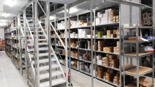 Gangway racks for boxes, single items