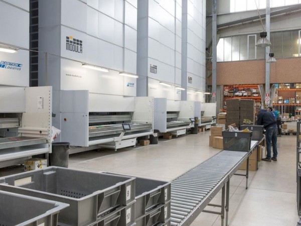 Автоматизация за непалетизирани продукти в дистрибуционен център от STAMH