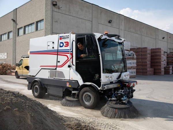 Industrial road sweeper and streets cleaning machine