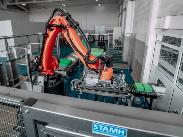 Industrial palletizing robot from STAMH Group