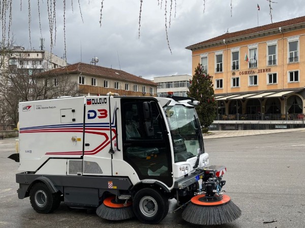 Road sweeper and streets cleaning machine