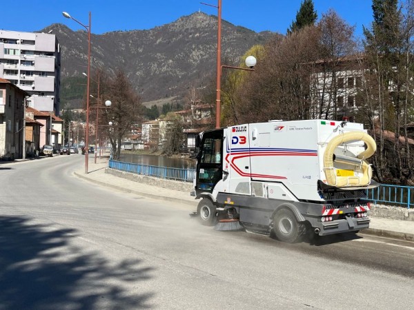 Road sweeper and streets cleaning machine