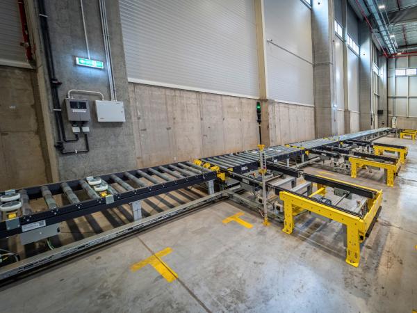 Τεχνολογίες μεταφορέων για παλέτες σε μια αποθήκη