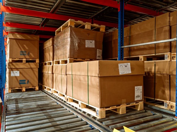 Pallets in a storage system for heavy palletized loads