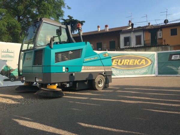 Mašina za čišćenje sa sedištem EUREKA Bull 200 2