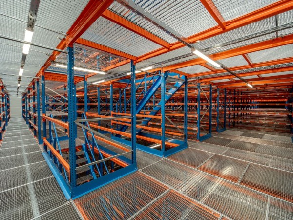 Gangway Storage System for boxes