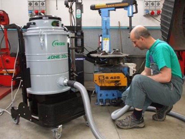 Industrial vacuum cleaner for oils RGS OIL 16