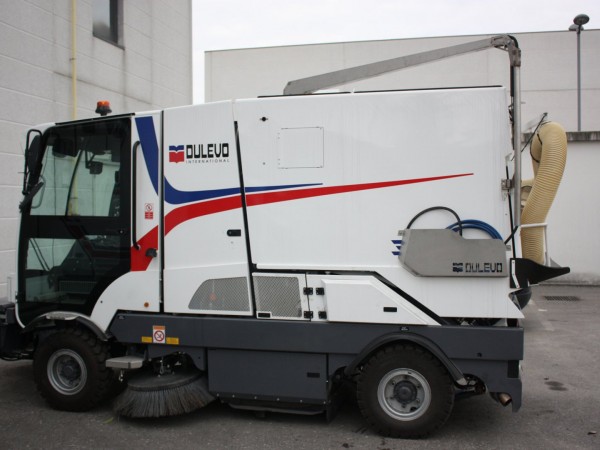 Industrial road sweeper and streets cleaning machine