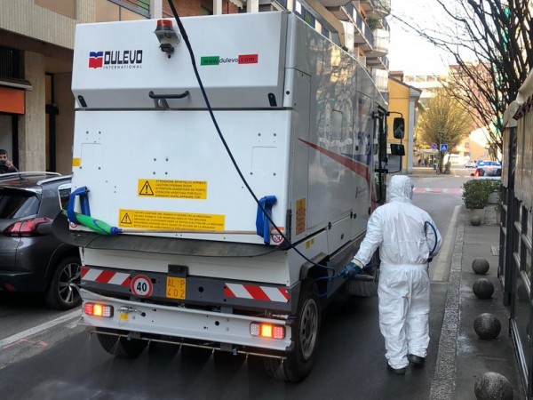 Industrial road sweeper and streets cleaning machine